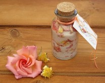 DIY-Geschenk Badesalz mit Rosenblütenblättern (Bild: Sylvia Haendschke)