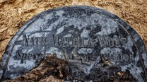 Die Grabplatte verschmutzt aber nicht zerstört (Bild: Fundacja Latebra)