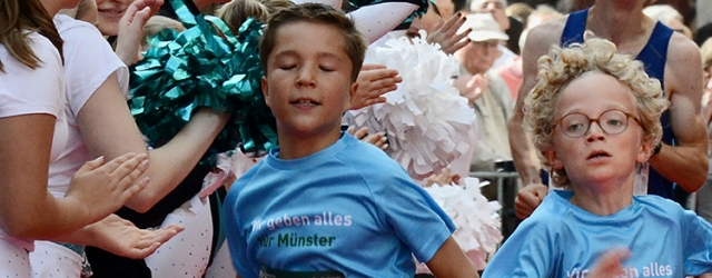 Zieleinlauf mit Kinder-Siegeswillen im Münster-Kids-Marathon!