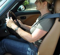 Vor allem durch eine falsche Sitzposition erhöht sich die Verletzungsgefahr für kleinere Fahrzeuginsassen.
