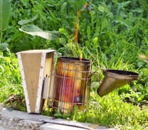Rauch beruhigt die Bienen und kündigt "Besuch" an. (Bild: Thomas Krytzner)