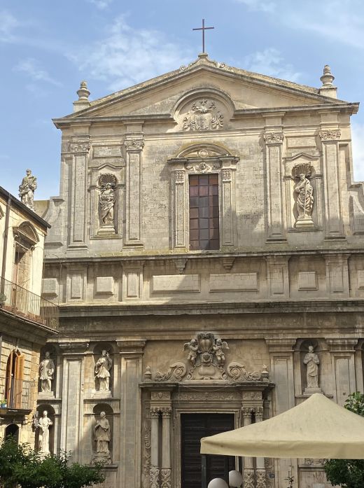 Caltagirone, Stadt des Val di Noto in Süd-Sizilien, UNESCO-Weltkulturerbe, hat ein historisches Zentrum der Stadt, das einige religiöse und zivile Gebäude mit prächtiger Architektur im spätsizilianischen Barockstil umfasst.