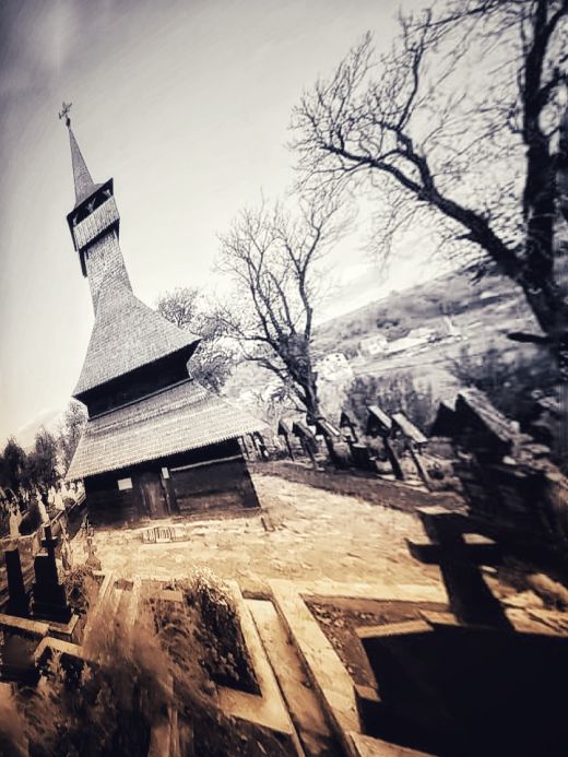 Holzkirche mit Friedhof aus Maramures im Nordrumänien