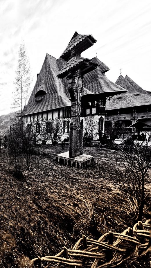 Holzkreuz vor dem Holzkirche aus Maramures - Rumänien