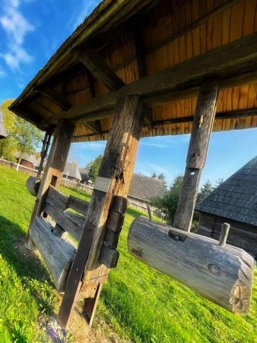 Hölzerne Inschrift aus Holzmuseum