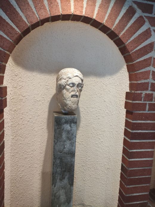 Figur einer Denker aus dem griechischer Mytologie