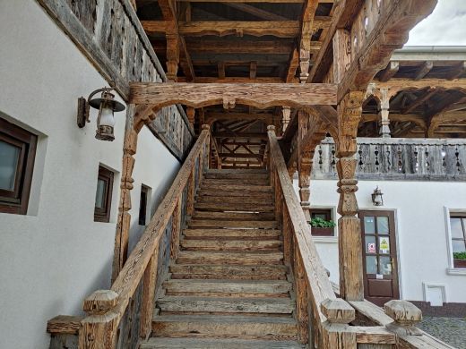 Maramuresisches Dorf_Viseu de Sus_Oberwischau_Traditionelles Haus_Holztreppen