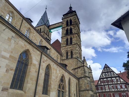 Esslinger Stadtkirche St.Dionys mit Verbindungsbrücke-Esslingen am Neckar 2024